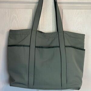 Lululemon Daily Multi-Pocket Tote Bag 20L  | Rainforest Green|